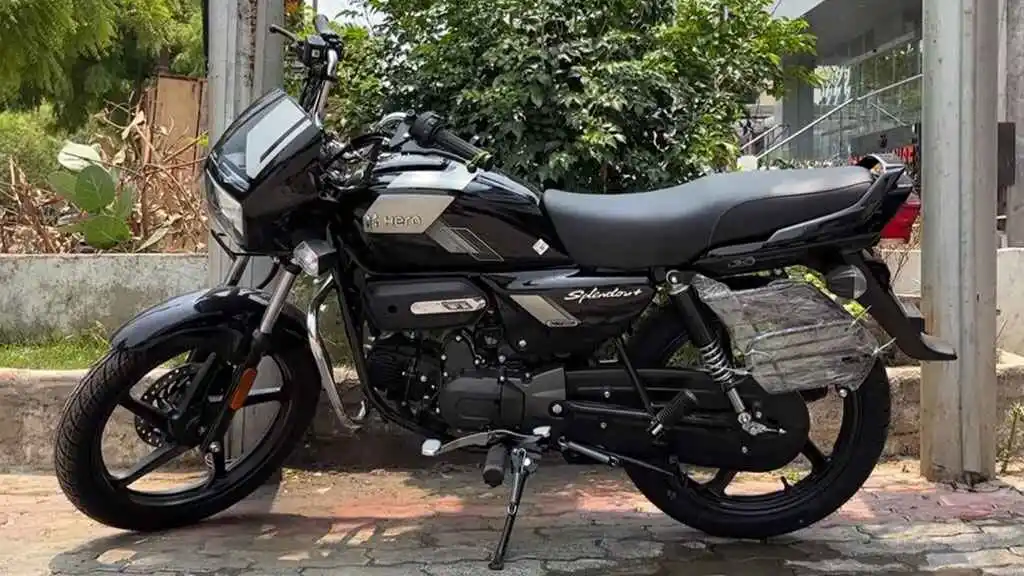 ग्रामीण रस्त्यावर विश्वासार्ह कम्युटरसारखी Hero Splendor, हलकी आणि टिकाऊ डिझाइनसह