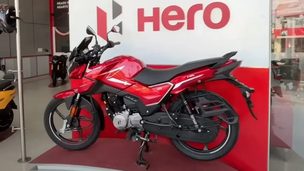 समोरून Hero Glamour X 125: LED हेडलॅम्प, तीक्ष्ण DRL, स्कल्प्टेड फ्रंट काऊल आणि रुंद हँडलबार स्टान्स दिसतो