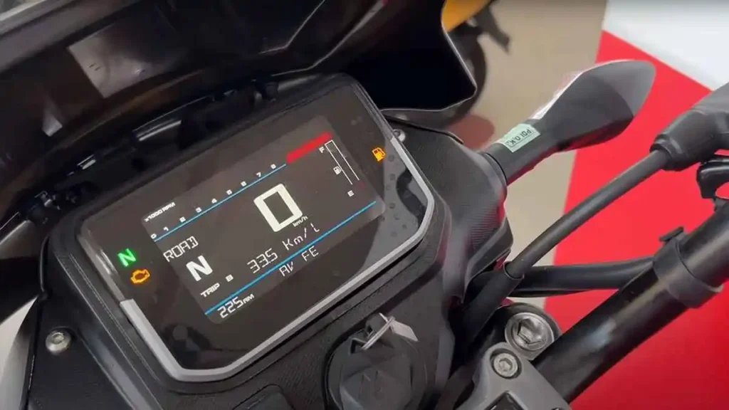 फ्रंट व्ह्यूमध्ये LED हेडलॅम्प, Y-शेप DRL, जाड फ्रंट मडगार्ड आणि 18‑इंच अलॉय डिझाइनचे तपशील ठळक