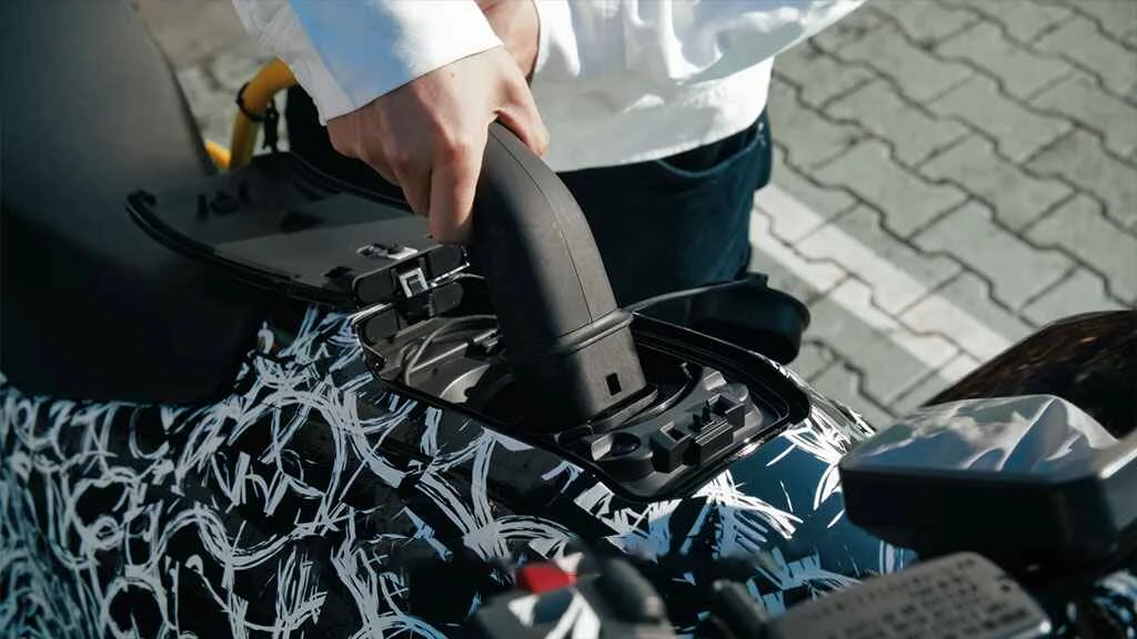 DC फास्ट चार्जिंग पोर्ट दाखवणारा टीझर फ्रेम, TFT इंस्ट्रुमेंट क्लस्टर सूचित​