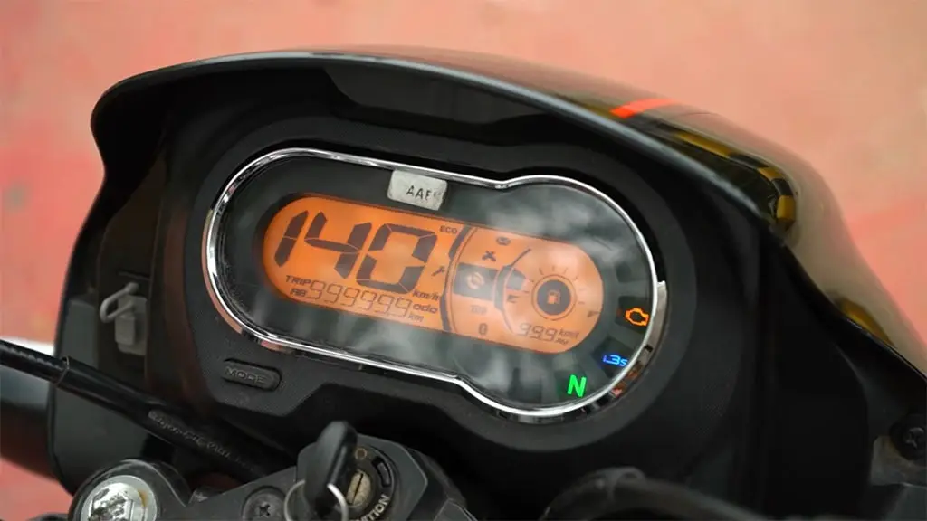 हीरो स्प्लेंडरच्या इन्स्ट्रुमेंट क्लस्टरचा क्लोज-अप: स्पीडोमीटर, फ्युएल गेज, इंडिकेटर आयकन्स आणि i3S सूचक स्पष्ट दिसत आहेत