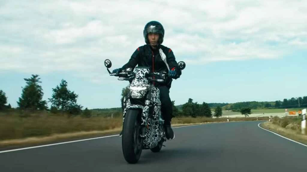 टेस्टिंग दरम्यान रस्त्यावर दिसलेली कॅमोफ्लाज्ड होंडा EV मोटरसायकलची साइड प्रोफाइल​