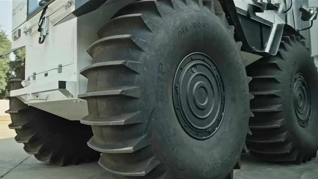 स्किड-स्टिअर कंट्रोल्ससह केबिनचे डिजिटल इंटरफेस﻿​