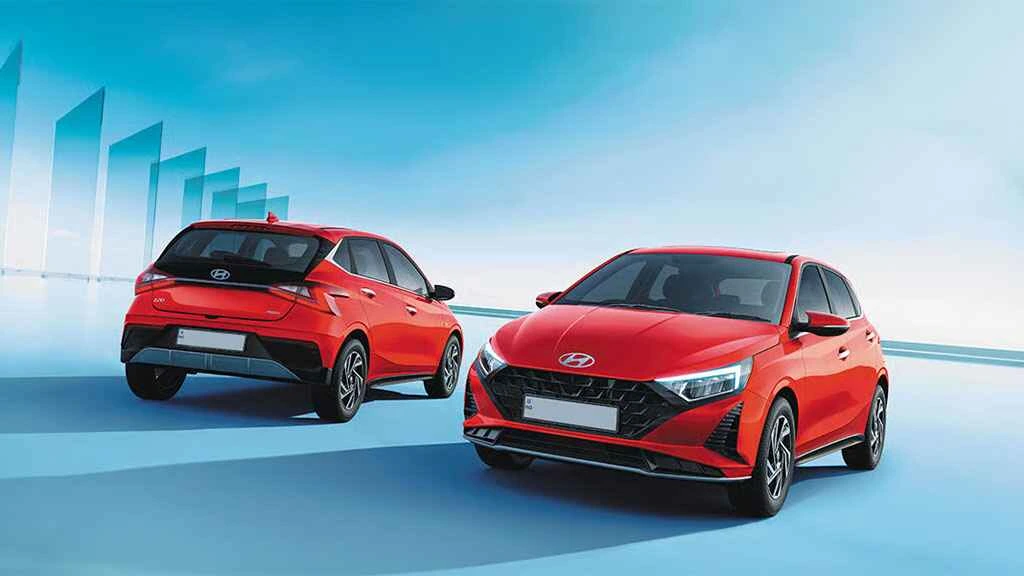 श्रेयस अय्यरची Hyundai i20 Sportz, टील कलर, कॉम्पॅक्ट हॅचबॅक प्रोफाइल आणि स्पोर्टी बंपरसह﻿