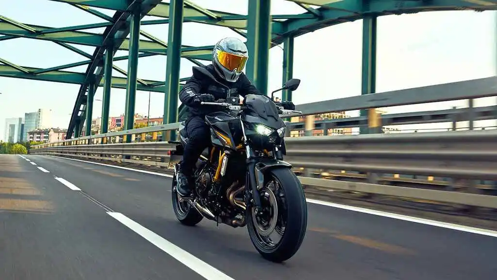 Kawasaki Z650 S 2026 Candy Lime Green कलरमध्ये रस्त्यावर चालणारी बाइक