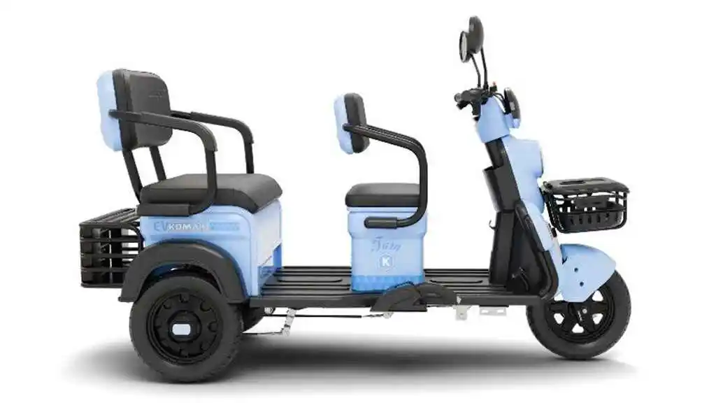 Komaki FAM 1.0 and FAM 2.0 side by side, three-wheel layout highlighted, claiming 100+ km and 200+ km range respectively