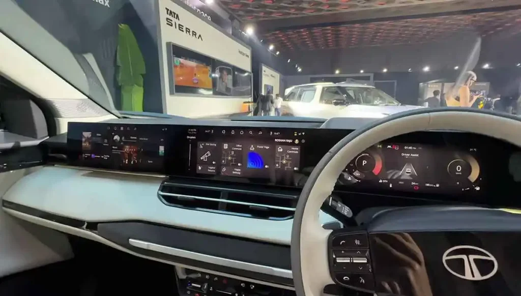 टाटा Sierra मध्ये तीन कनेक्टेड डिस्प्ले दाखवणारी इमेज, डिजिटल ड्रायव्हर क्लस्टर आणि इन्फोटेनमेंट स्क्रीनसह.