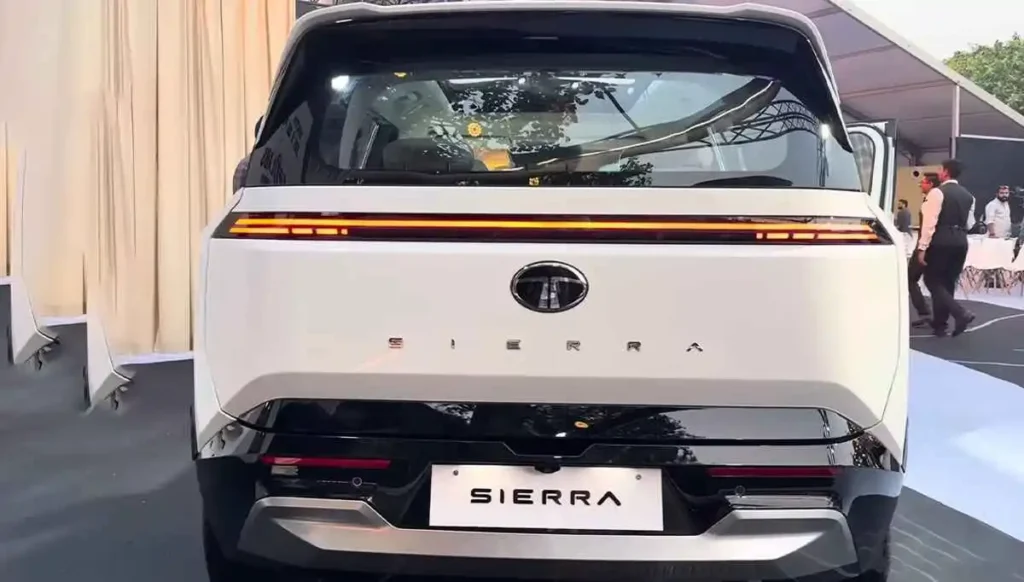 टाटा Sierra मध्ये तीन कनेक्टेड डिस्प्ले दाखवणारी इमेज, डिजिटल ड्रायव्हर क्लस्टर आणि इन्फोटेनमेंट स्क्रीनसह